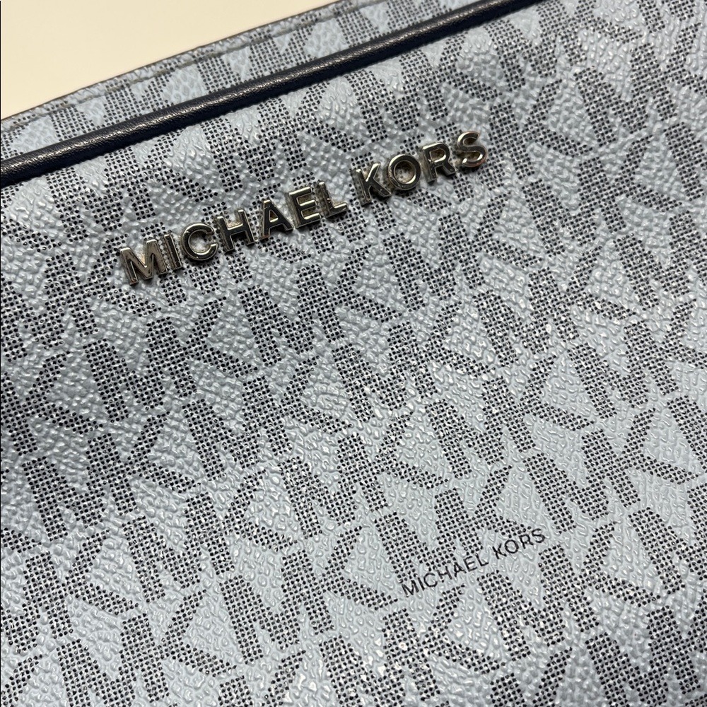MICHAEL KORS CONNIE CAMERA CROSSBODY BAG LIGHT AND DARK BLUE LEATHER MK PRINT - Picture 2 of 16